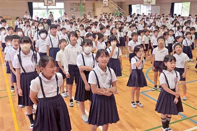 終業式で校歌斉唱する中島小の児童たち＝21日午前、熊本市西区の同小（上杉勇太）