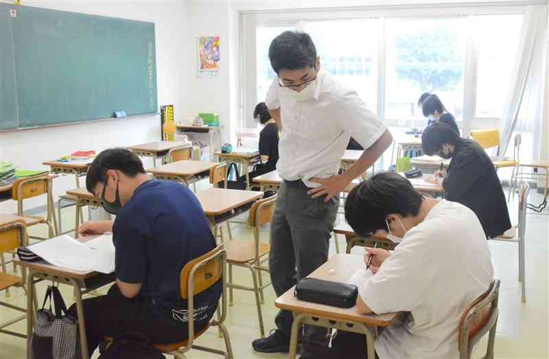 志成館高等学院で授業を受ける生徒ら。登校するか自宅学習するかは自由で、多様な学び方を求める生徒の受け皿になっている＝14日、熊本市中央区