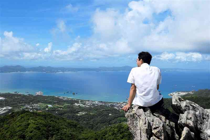 輝く海や鮮やかな緑、名護の街を見下ろす嘉津宇岳＝7月、沖縄県名護市