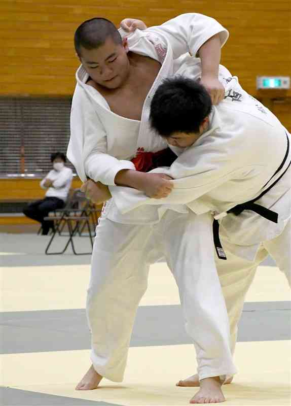 【柔道男子団体決勝・九州学院－松龍館】大将戦。松龍館の西岡（右）を攻める九州学院の楠本＝山鹿市総合体育館