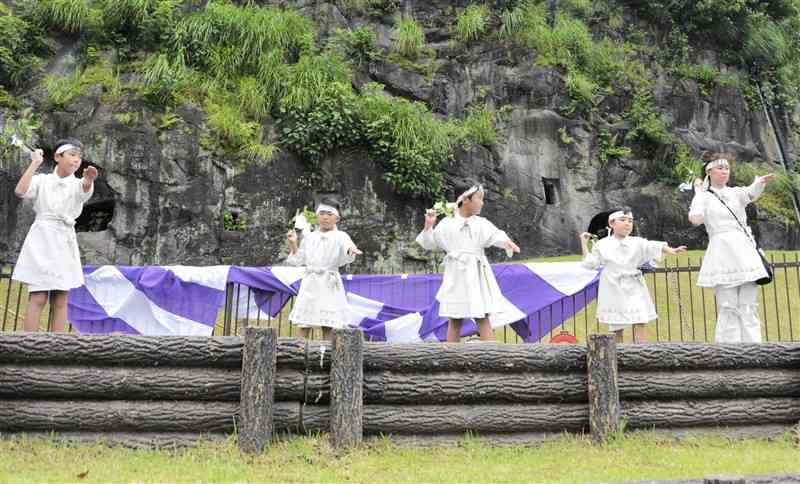 古代人の衣装で踊りを披露した子どもたち＝人吉市