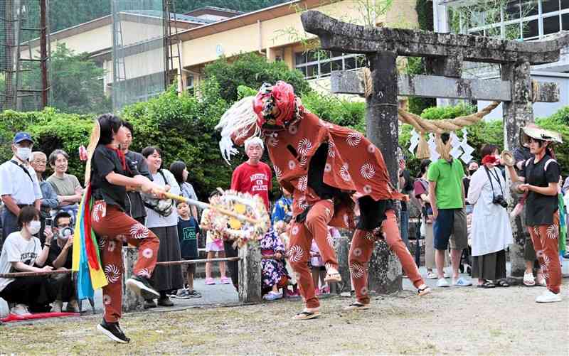 無病息災祈り獅子舞を奉納 南小国町・市原祇園社例祭｜熊本日日新聞社