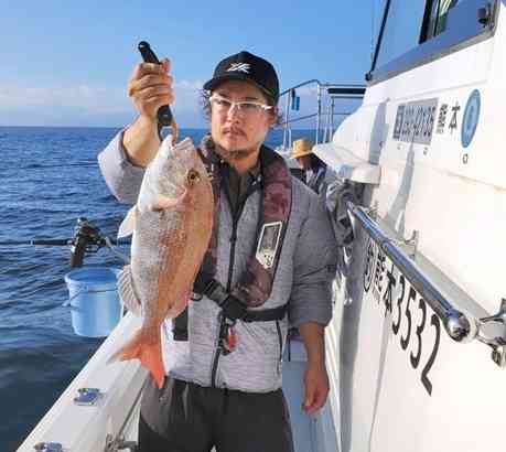 「刺し身で一番うまい型。食べるのが楽しみ」と話す庄村真さん＝天草市御所浦町