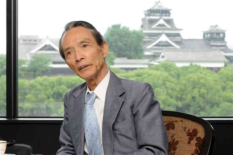 2013年のインタビューで、自身の戦争体験などについて答える森村誠一さん＝熊本市中央区（宮崎あずさ）
