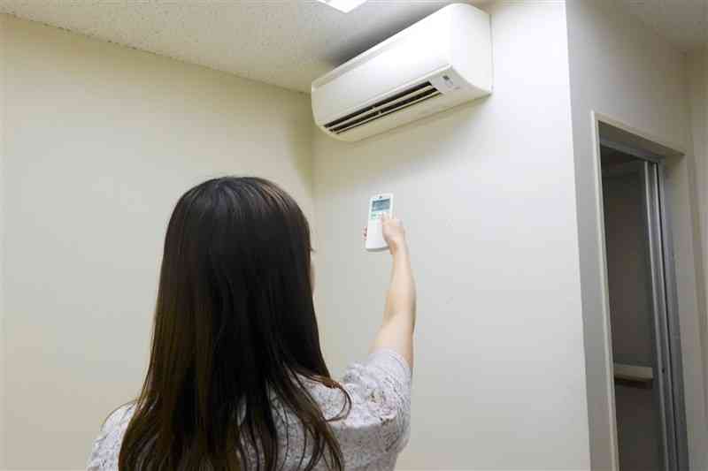 夏場の熱中症予防に欠かせないエアコン。停電で一度止まると自動的に再起動しないケースもある＝熊本市