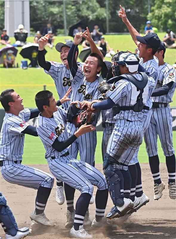 優勝が決まり、マウンドに駆け寄って喜ぶ東海大星翔の選手たち＝24日、熊本市中央区のリブワーク藤崎台球場（谷川剛）