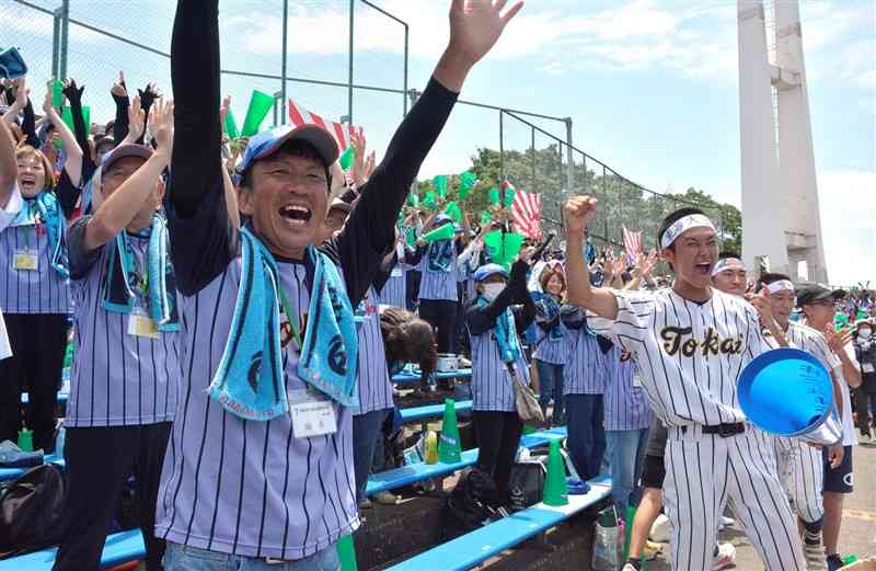 5年ぶりの甲子園出場を決め、歓喜に沸く東海大星翔の応援スタンド＝24日、熊本市中央区のリブワーク藤崎台球場