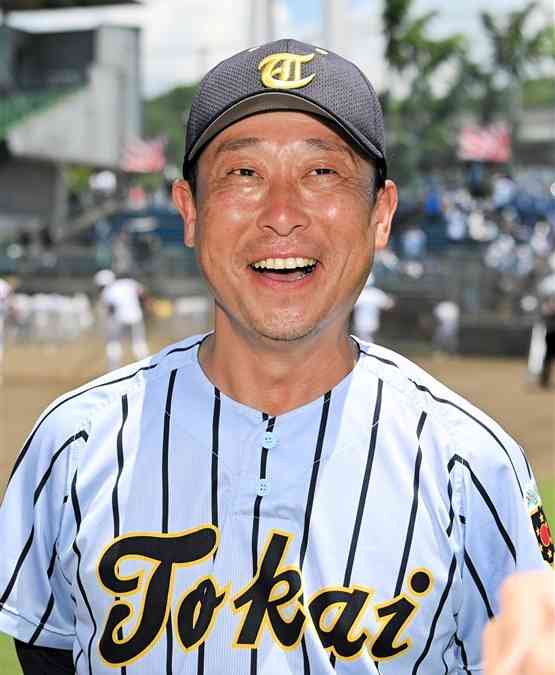 5年ぶりの優勝を決め、笑顔でインタビューに応じる東海大星翔の野仲義高監督＝24日、熊本市中央区のリブワーク藤崎台球場（石本智）