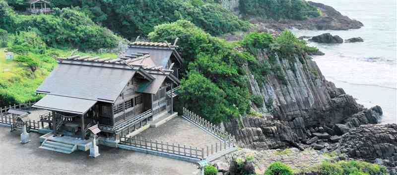 日向灘に面する大御神社＝日向市日知屋（斉藤僚一、松﨑千穂、ドローン撮影）