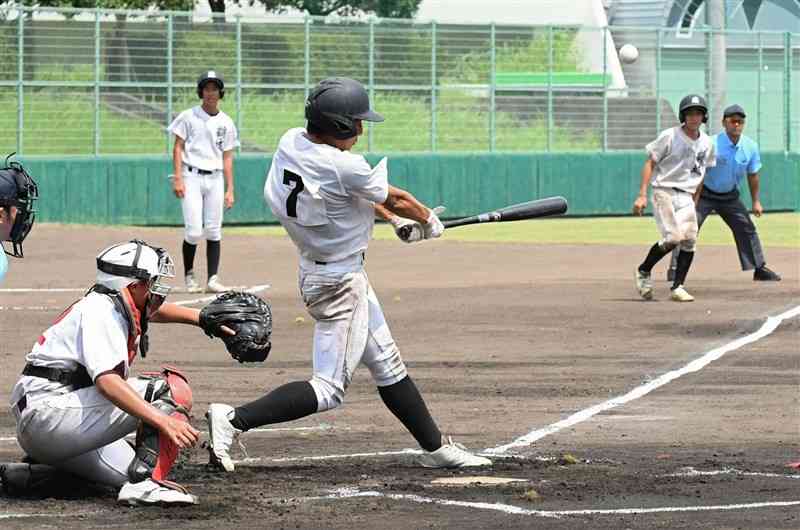 【軟式野球決勝・鶴城－本渡】1回裏、鶴城無死二、三塁。坂田が左越え3点本塁打を放ち4－0とする＝水前寺野球場