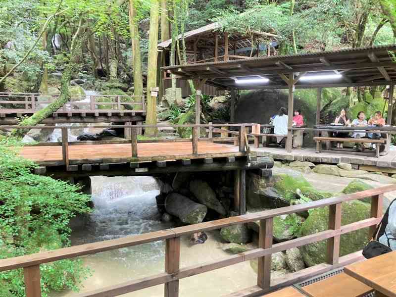 野鳥川の清流に、桟敷席を設けてヤマメの塩焼きなどを提供する「だんごあん」＝朝倉市