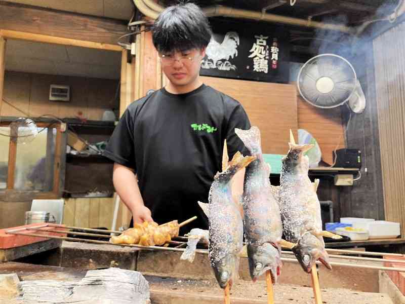 ヤマメや地元のブランド鶏をその場で焼いて提供する