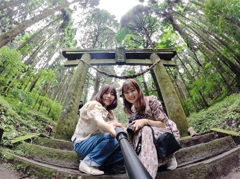 アニメの舞台にもなった上色見熊野座神社で「GoPro」を使って記念撮影。「インスタ映え」を狙った＝高森町