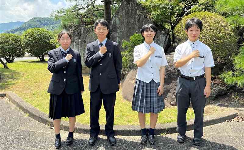 八代清流高の夏服（右の2人）と冬服