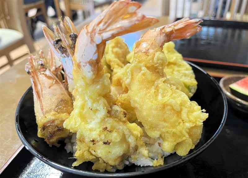 えび庵の「足赤えび天丼」。大きくて甘いアシアカエビが2尾乗っている