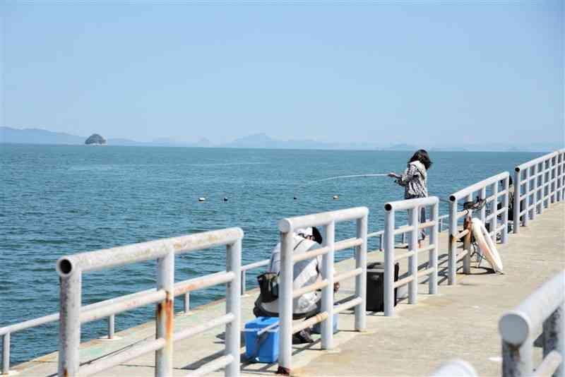 御立岬公園の海釣りランド。釣り道具の貸し出しもあり、子どもも楽しめる＝芦北町