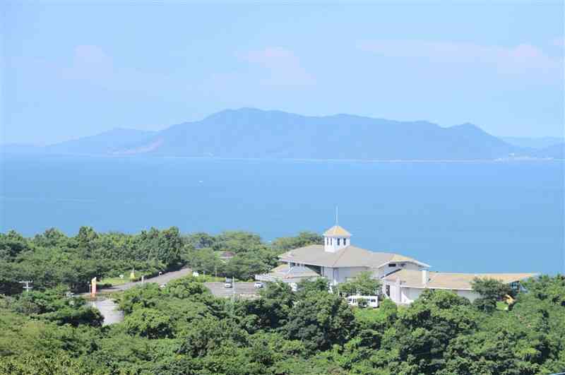 御立岬公園の展望所から望む不知火海＝芦北町