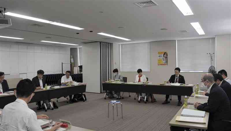 県最低賃金改定の本格的な議論を始めた熊本地方最低賃金審議会の地域別専門部会＝28日、熊本市西区