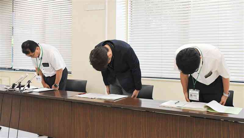職員の懲戒処分を発表し、謝罪する熊本市教委の田口清行教育次長（左）ら＝28日、熊本市役所