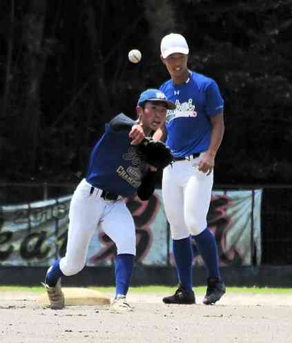 守備練習する東海大星翔の小川（左）ら＝同高野球場