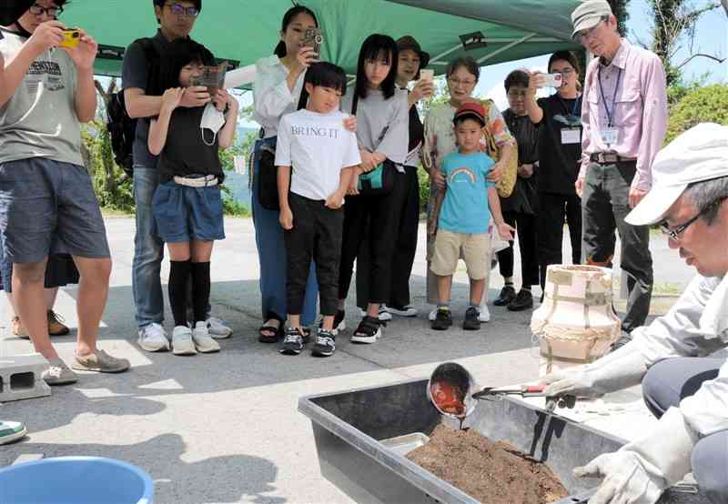 七輪を使ってマグマを再現する実験を見学する子どもら＝南阿蘇村