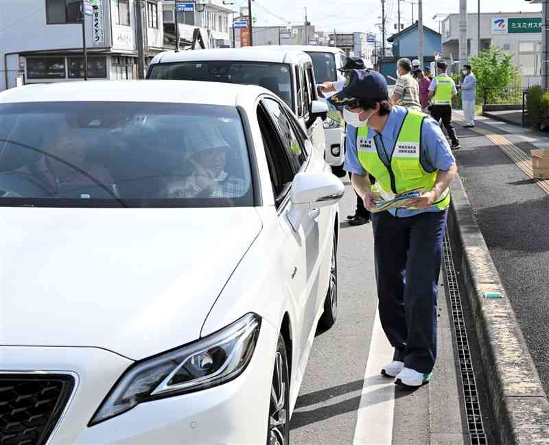 交通安全への理解を呼びかけるキャンペーン参加者＝あさぎり町