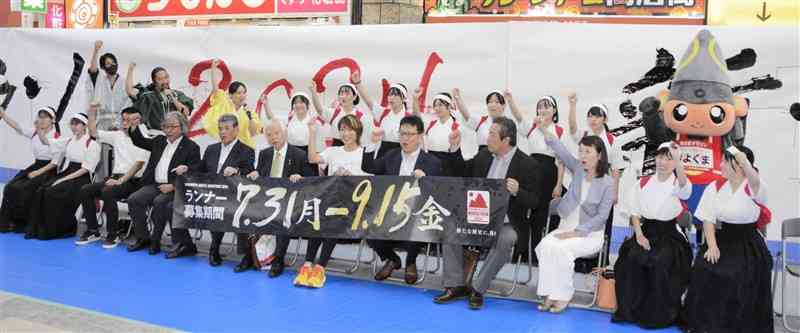熊本城マラソンへのエントリーを呼びかける実行委員会のメンバーや高校生ら＝熊本市中央区