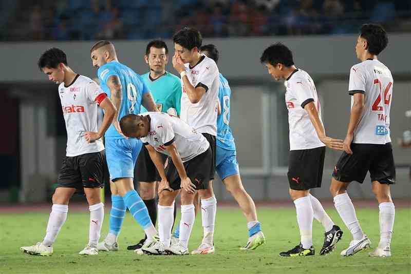 長崎に大敗し、うつむく熊本の選手たち＝トランスコスモススタジアム長崎