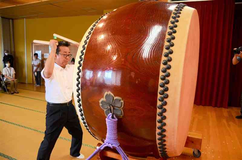 7年ぶりに修復を終えて披露された「平島の大太鼓」のたたき初め＝合志市