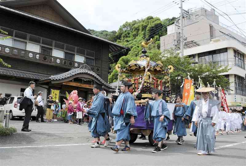 日奈久温泉街を練り歩く「丑の湯祭り」のみこし＝八代市