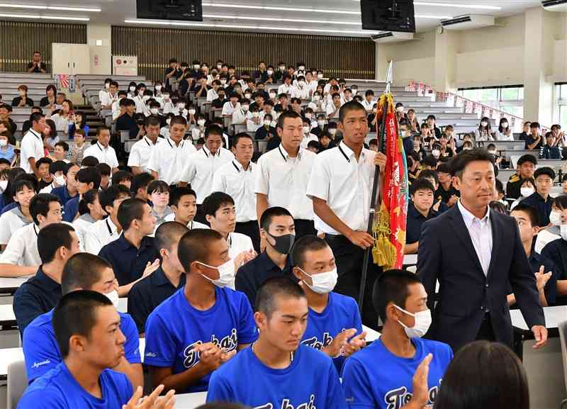 全国高校野球選手権への出発前に開かれた壮行会に入場する東海大星翔の選手たち＝31日午前、熊本市東区の東海大熊本キャンパス（鹿本成人）