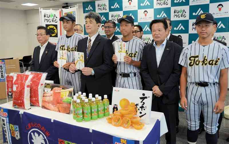 東海大星翔高に県産米などを贈ったJA熊本中央会の宮本隆幸会長（写真左端）ら＝31日、熊本市中央区