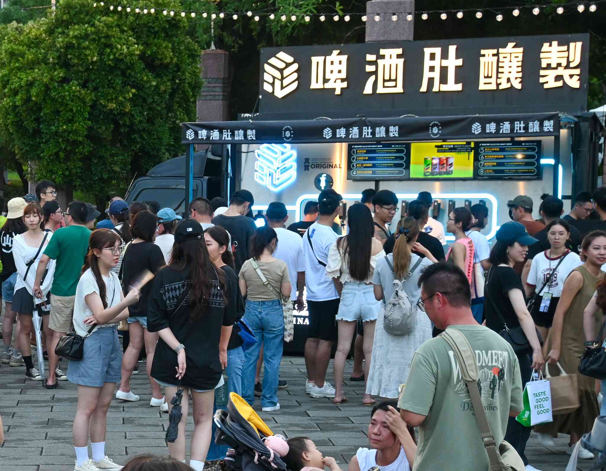 台北で開かれたビールフェスティバルは若者らでにぎわっていました＝７月22日、台北（ＮＮＡ撮影）　