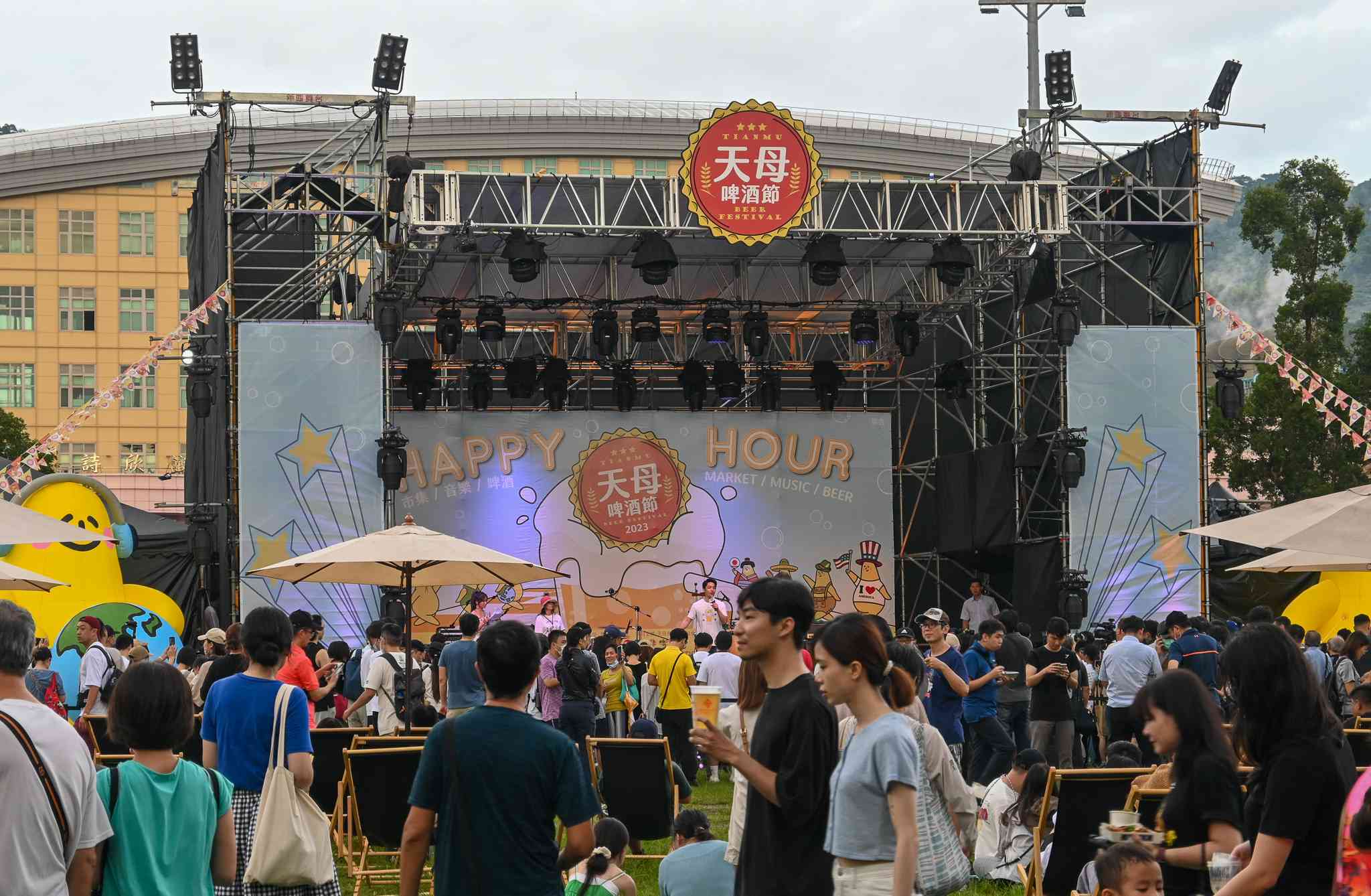 ビールフェスティバルではステージも設けられていました＝７月22日、台北（ＮＮＡ撮影）