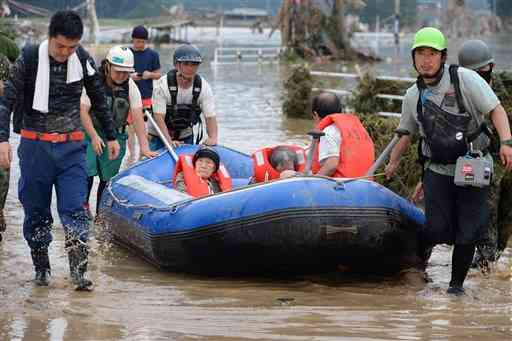 2020年7月の豪雨でボートで救助される被災者＝球磨村