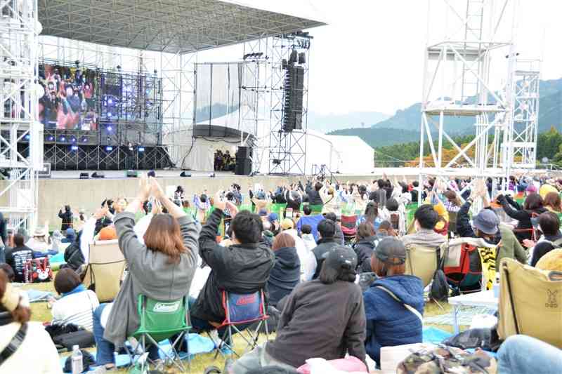 2021年10月に開かれた前回の阿蘇ロックフェスティバルで盛り上がる観客ら＝南阿蘇村