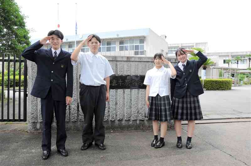 鹿本農業高校の男子制服（左）と女子制服