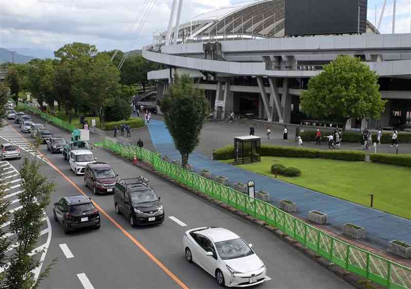 今年７月、ラグビー日本代表戦を前に混雑し始めたえがお健康スタジアム周辺の道路＝熊本市東区