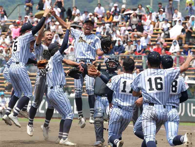 熊本大会で優勝し喜びを爆発させる東海大星翔の選手たち＝７月24日、熊本市のリブワーク藤崎台