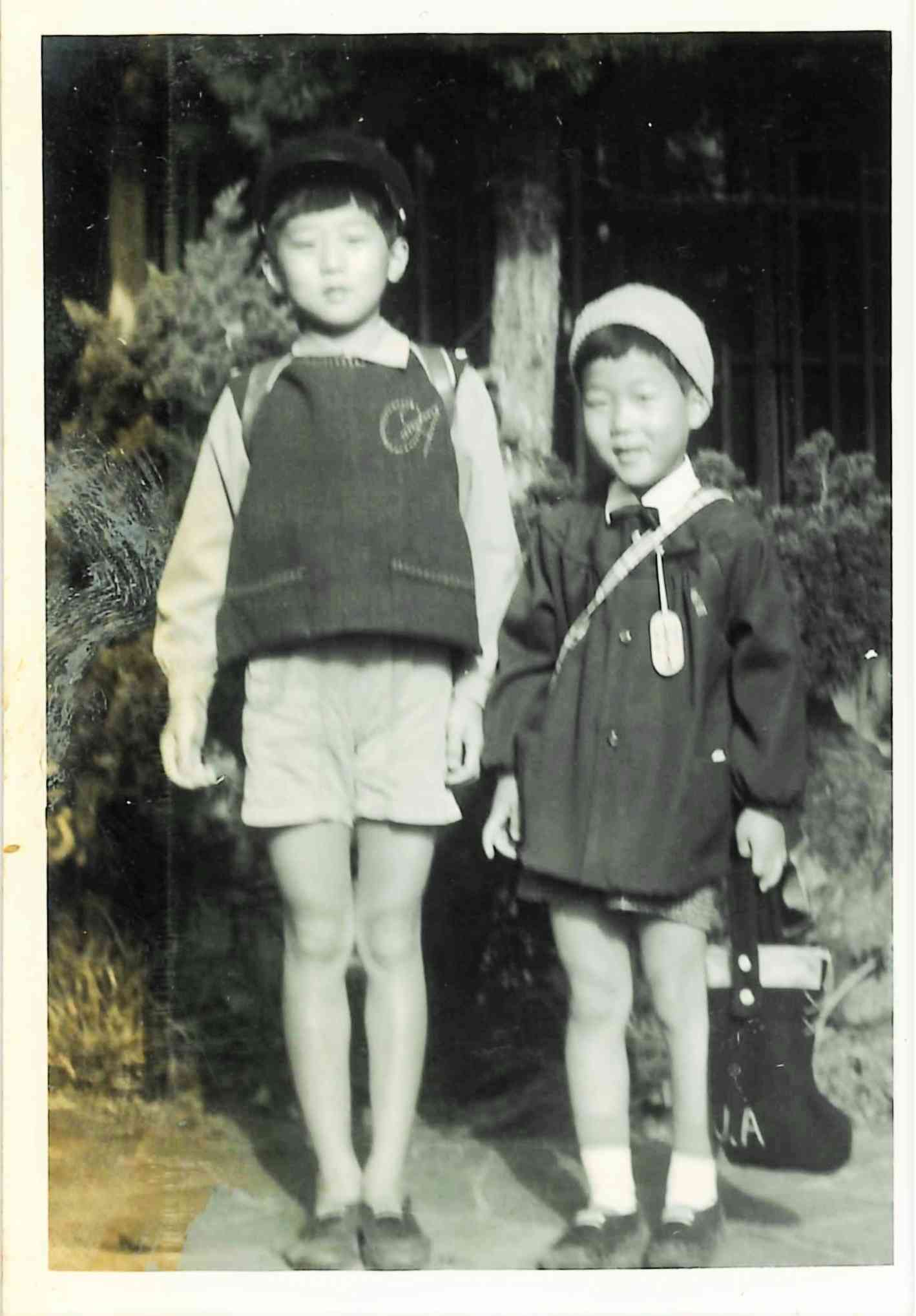 5歳ごろの筆者（右）と兄。泣き虫の筆者を兄はひたすら守った