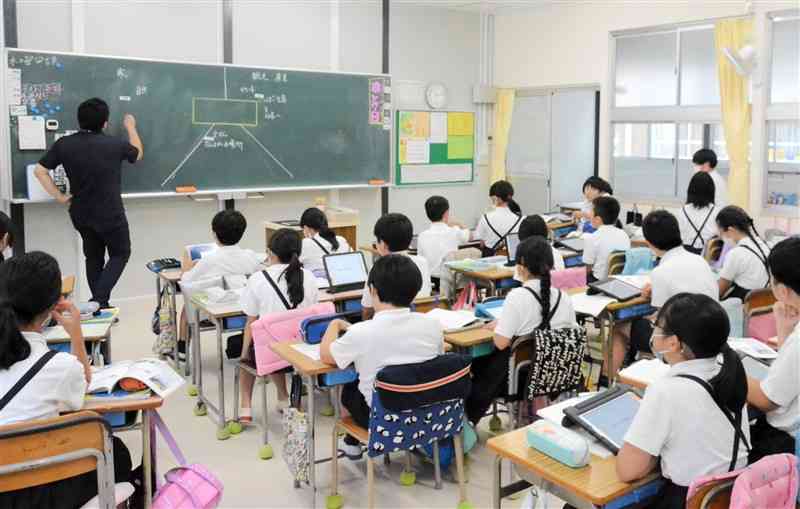 託麻東小の5年生の教室。35人学級化でスペースにゆとりが生まれたほか、採点業務など教員の負担軽減にもつながっている＝7月中旬、熊本市東区