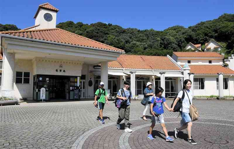 宿泊が好調で4年ぶりに経常黒字となった「愛夢里」。本館には五つの客室のほか、ロッジ（右上）などもある＝天草市