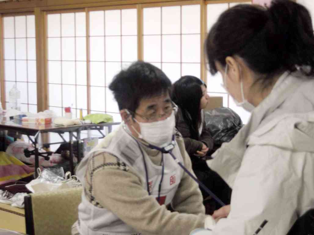 石巻赤十字病院に到着し早速診療に当たる筆者（左） ＝2011年3月、宮城県石巻市