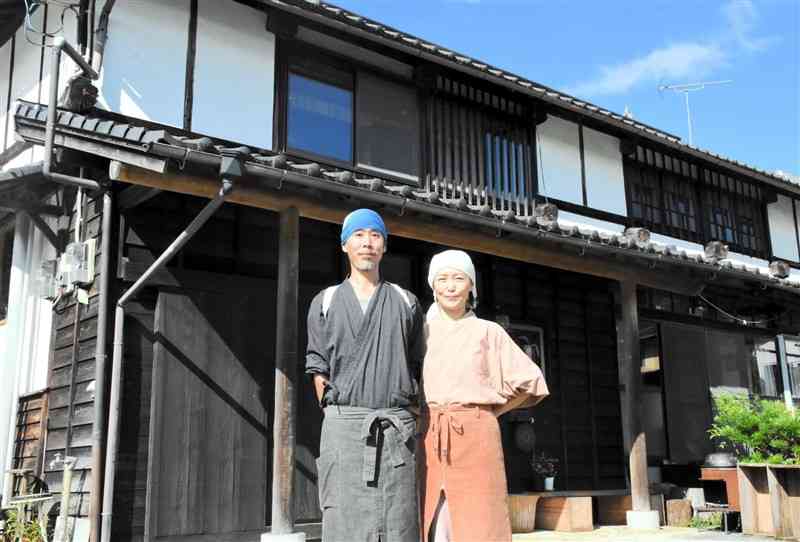 古民家を改修して日本料理店を営む上月宗広さん（左）と妻の奈凡さん＝和水町
