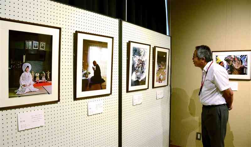 写真20点を並べる「祈りのカタチ」展＝天草市