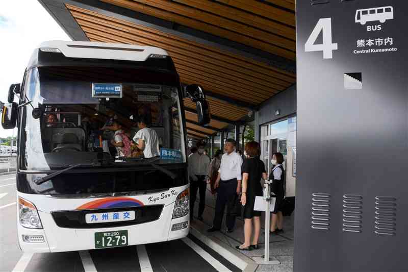 熊本空港への移動手段として使われているリムジンバス。県は新たな「空港アクセス鉄道」の整備を計画している＝1日、益城町の同空港
