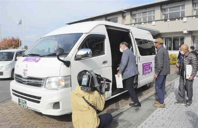 人工知能（AI）を活用したタクシーに体験乗車する住民ら＝2022年11月、熊本市南区