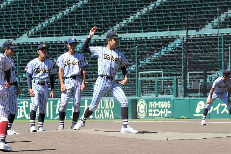 あこがれのマウンドの感覚を確かめる東海大星翔の玉木＝阪神甲子園球場