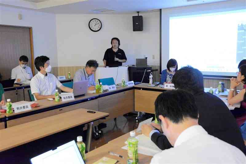 「出自を知る権利」の検討会で、諸外国の制度についての報告を聞く委員ら＝2日、熊本市西区