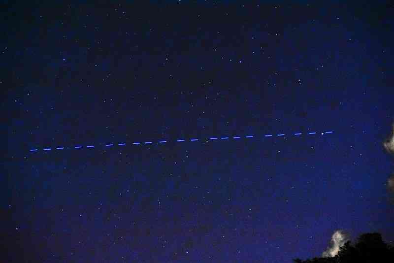 2日午後８時過ぎに氷川町で観測された「スターリンク衛星」の光跡（山田良二さん提供、1秒露光）